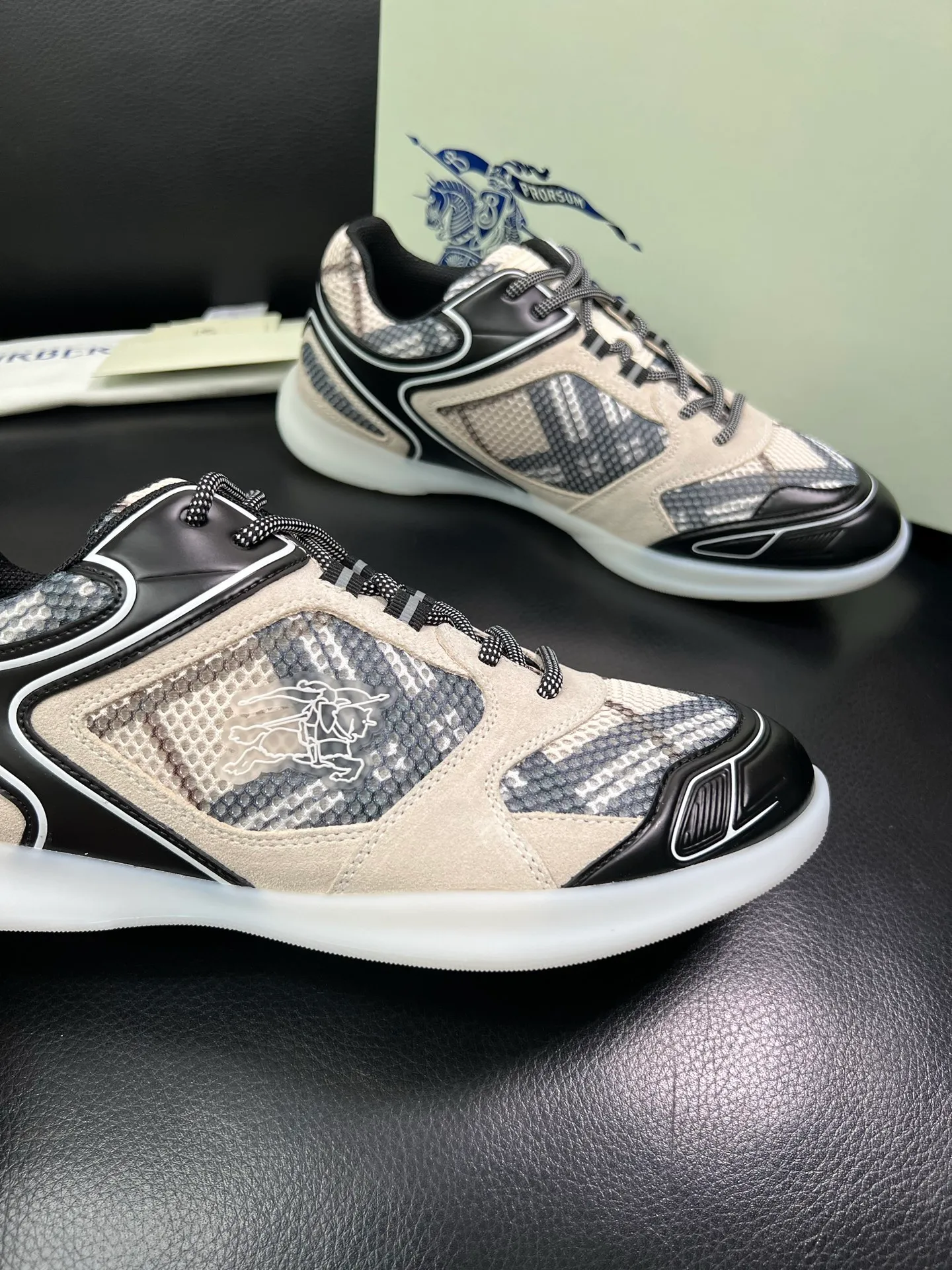 Men's shoes 💰740 BURBERRY top crafts Burberry counter synchronization, original factory configuration imported cowhide fabrics from Italy, high-quality complex splicing process, imported cowhide inner pads, breathable and comfortable, soles: original soles specially provided by the original factory, original and single goods High quality welcome to compare, code number 38-44 (customized 45 46) 85855